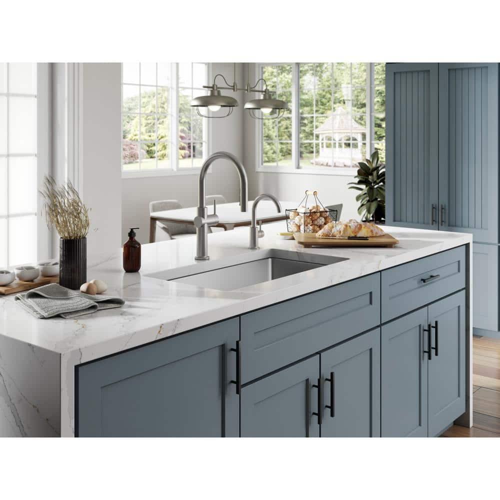 Crue Single-Handle Pull-Down Sprayer Kitchen Faucet in Vibrant Stainless